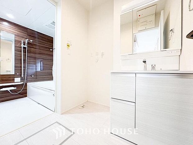 お家の中でも特にプライベートスペースとなる洗面所は、洗濯場所と浴室を同じ空間でまとめております。