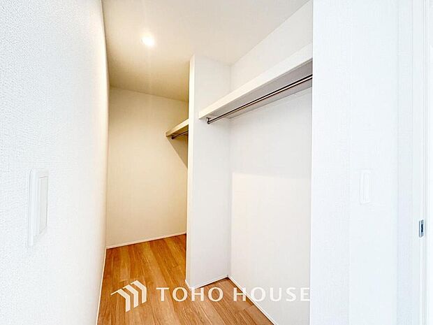 奥行きあるクローゼットを採用。衣装ケースや、掃除機といった物を収納できるような造りになっております。