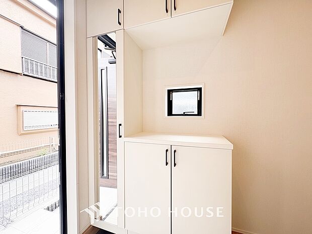 人を迎え入れる最初の場所だからこそ、清潔感がある空間にして頂ける様シューズボックスを設置しました。