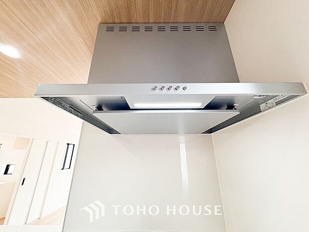 流行りのスリムタイプレンジフード。スタイリッシュな見た目はインテリアとしても高い人気がある型です。