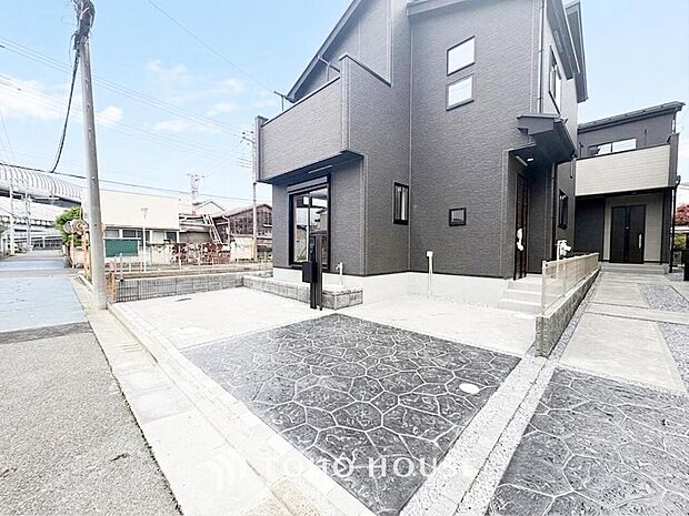 ゆったりとした駐車スペースを確保いたしましたので、大きめのお車でも駐車可能です。