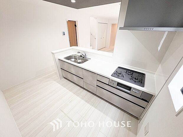 キッチンは、リビングで寛ぐ家族や小さなお子様を見守りながら料理が出来る対面式の温もり設計。