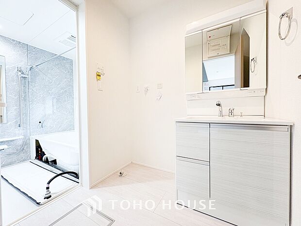 お家の中でも特にプライベートスペースとなる洗面所は、洗濯場所と浴室を同じ空間でまとめております。