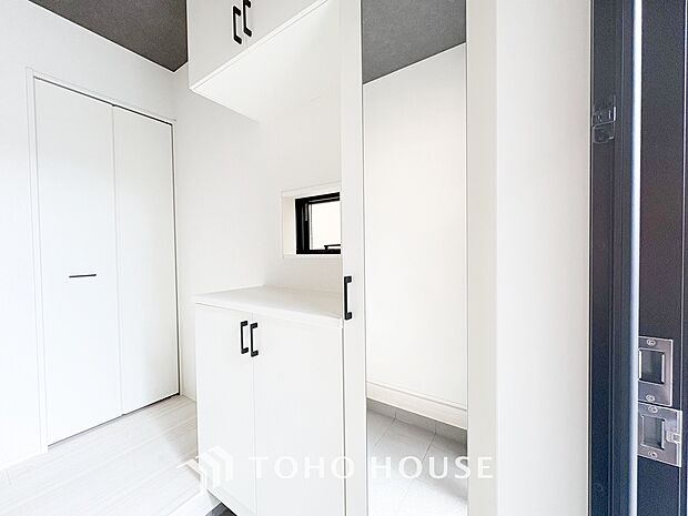 人を迎え入れる最初の場所だからこそ、清潔感がある空間にして頂ける様シューズボックスを設置しました。