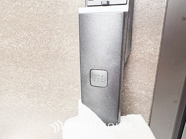 ボタンやカードひとつで鍵の施錠・解錠が出来ます。補助錠として鍵穴のない電子錠を選ぶ方も増加中。