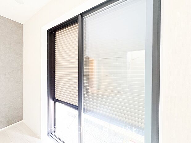 防犯機能のシャッターを完備しております。寒い冬でも中から開閉が可能ですのでラクラクな所も便利です。