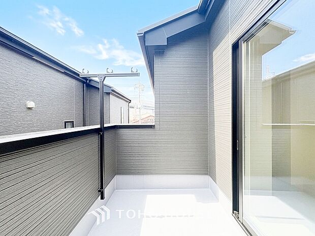 暖かい陽ざしが差込むバルコニーは、晴れた日には、洗濯物が良く乾きます。また、風通しも良好です。