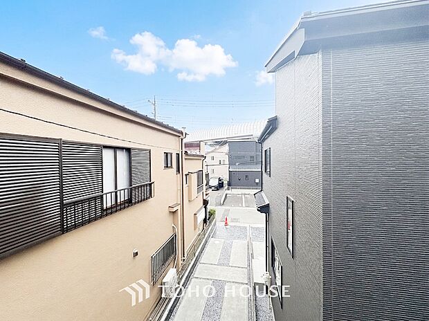 頬をなでる優しい風を感じることが出来るバルコニー。つい深呼吸をしたくなる気持ちの良い眺望です。