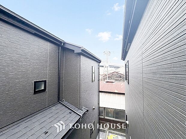 星空が地上に映りこむかのような夜景のきらめきまで、この街ならではの美しい風景の物語が室内に展開。