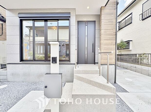 広々とした玄関スペースは何かと重宝します。ベビーカーも楽々置けるゆったりスペースが魅力です。