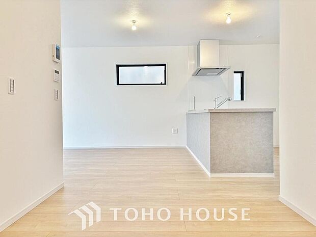 忙しい朝でも、しっかり家族が揃って食事をして頂けるゆとりある大きさのダイニングスペース。