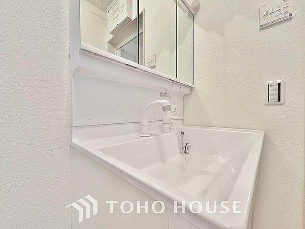 洗面台には三面鏡を採用。鏡の後ろに収納スペースを設ける事により洗面台周りもすっきりします。