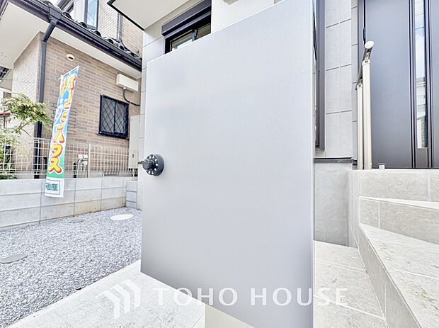 ポストは数字を回して施解錠できるダイヤルや暗証番号を設定するタイプなどがあり防犯効果が高まります。