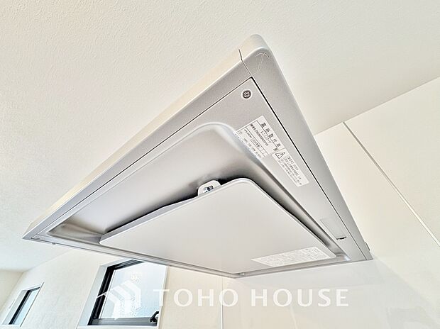 流行りのスリムタイプレンジフード。スタイリッシュな見た目はインテリアとしても高い人気がある型です。