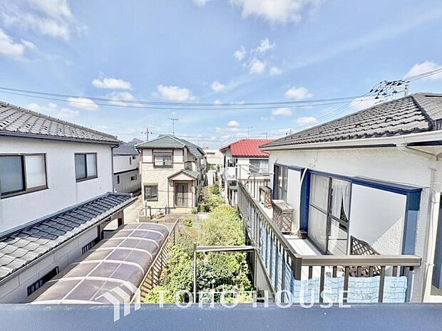 星空が地上に映りこむかのような夜景のきらめきまで、この街ならではの美しい風景の物語が室内に展開。