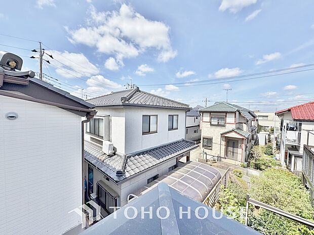 頬をなでる優しい風を感じることが出来るバルコニー。つい深呼吸をしたくなる気持ちの良い眺望です。