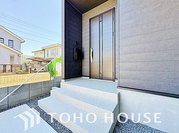 毎日みんなを見送り、そして迎え入れる場所だから。帰りたくなる家をテーマに設計した、自慢の玄関です。