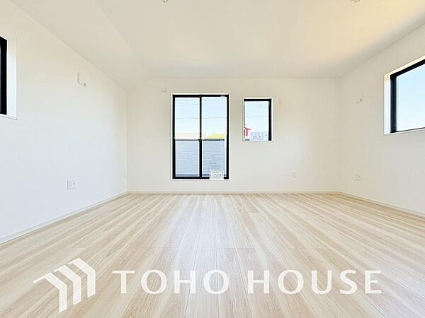 シンプルなお部屋は家具やファブリックが合わせやすいです。季節毎に模様替えをするのもいいですね。