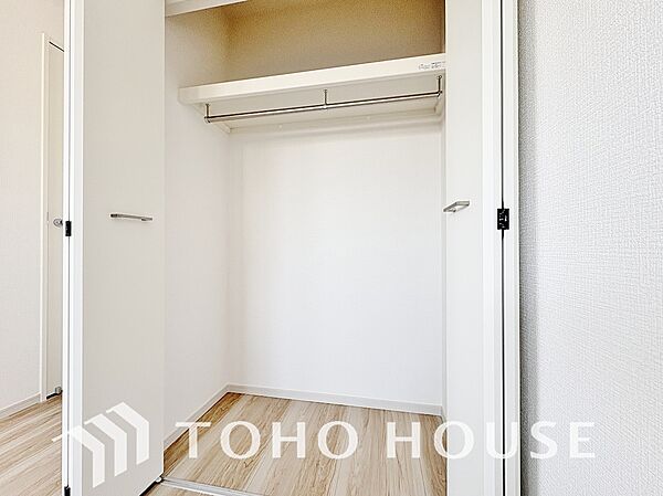 居室にはクローゼットを完備し、自由度の高い家具の配置が叶うシンプルな空間です。
