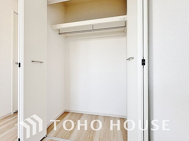 居室にはクローゼットを完備し、自由度の高い家具の配置が叶うシンプルな空間です。