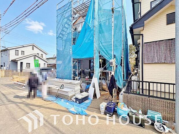 周辺環境とのコラボレーションにより明るく開放的な外観へ。住まいへの拘りは環境からも!