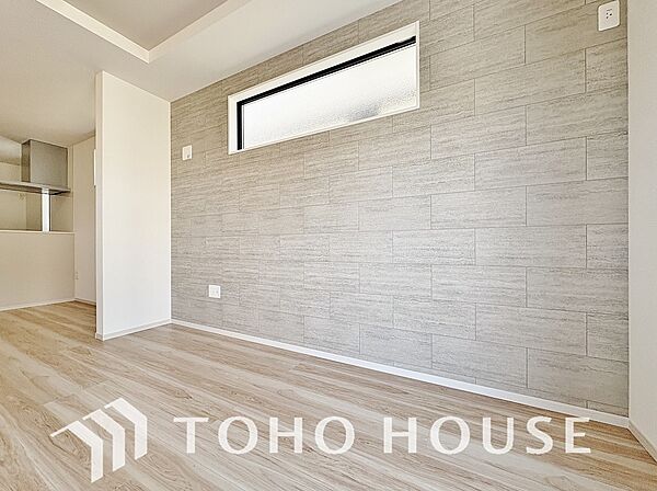 家族皆が集まる場所だからこそ、アクセントクロスを採用し、デザイン性溢れる使い勝手のいい空間に。