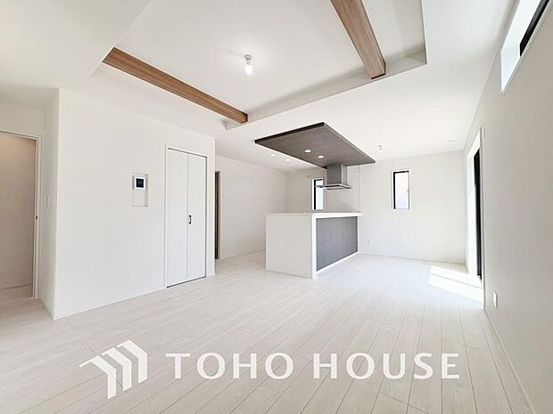 光が注がれる青い空から鮮やかに赤色にゆっくりと染まる。そんな優しい時間がここでは流れてゆく。