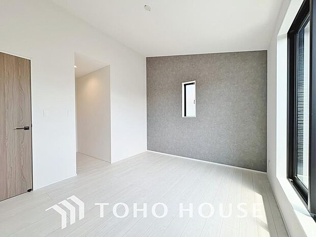 居室にはアクセントクロスを使用し、好みの家具を配置し、よりデザイン性に溢れた空間へ。