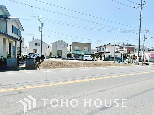 周辺に建ち並ぶ邸宅も、それぞれに個性がありながらも全体的に瀟洒な雰囲気を醸し出している邸宅街の一角。