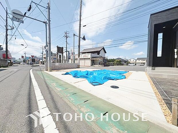 ゆったりとした駐車スペースを確保いたしましたので、大きめのお車でも駐車可能です。