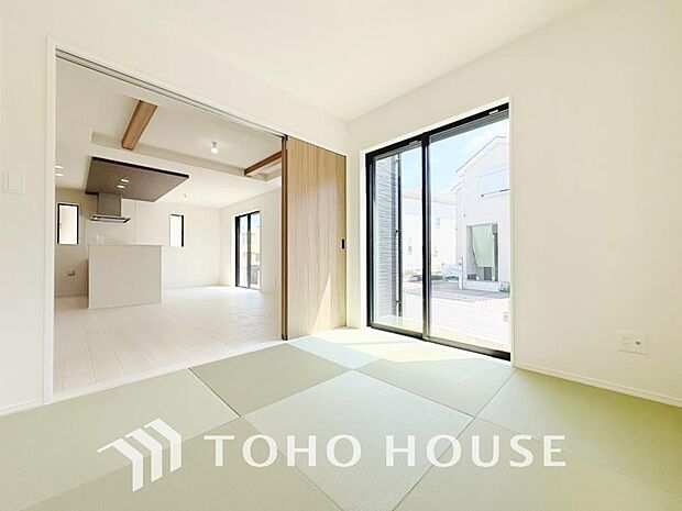 和室を設けておきたいという人の為に、和の良さは残しつつ、洋の空間とも違和感なく調和するモダンな和洋室
