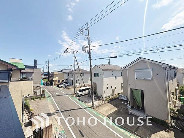 頬をなでる優しい風を感じることが出来るバルコニー。つい深呼吸をしたくなる気持ちの良い眺望です。