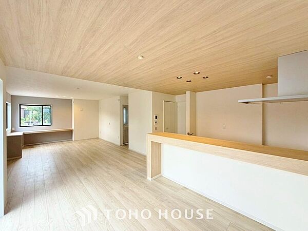 忙しい朝でも、しっかり家族が揃って食事をして頂けるゆとりある大きさのダイニングスペース。