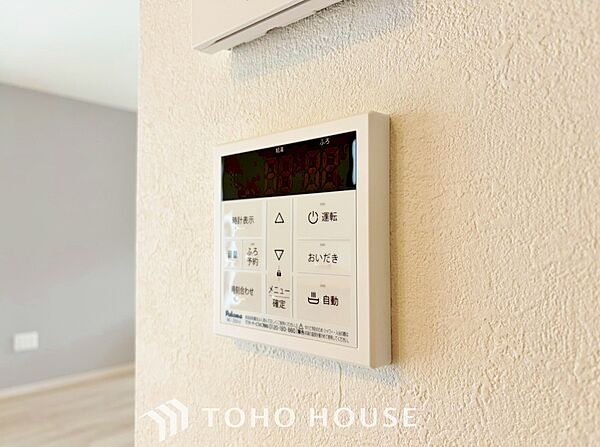 お風呂場と台所に操作リモコンが設置され、給湯リモコンは家事の最中でもボタン一つで簡単に沸かせます。
