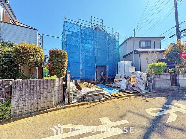 街並みの風景に包み込まれながら、瀟洒な印象も湛えて佇みます。