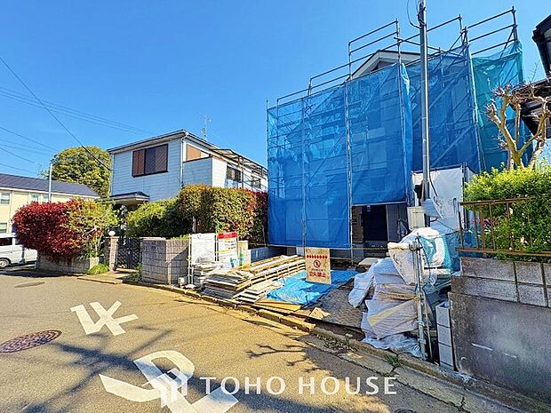 周辺環境とのコラボレーションにより明るく開放的な空間を演出しております。