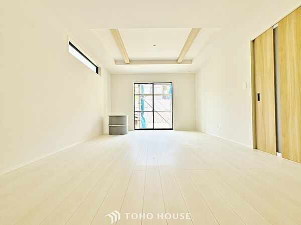 家族が自然と集まる明るいリビング。広々とした空間で豊かな時間をお過ごしください。