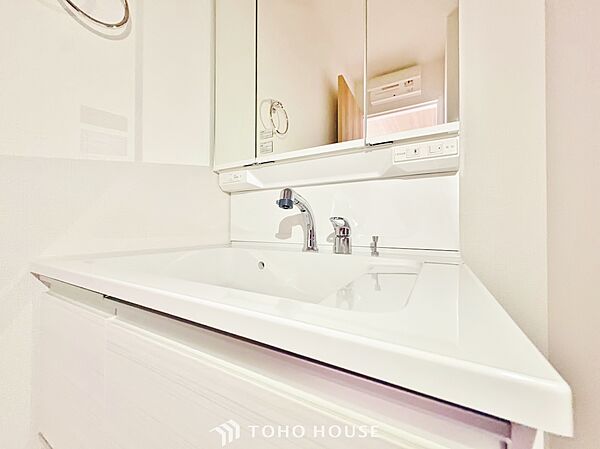 手で洗いたい大切な服など、広く使えると助かる洗面台は汚れの付きにくい形状と素材で造られております。