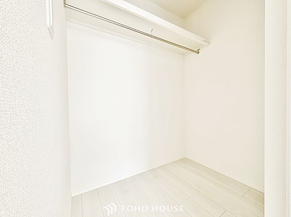 たっぷりと荷物が入るウォークインクローゼット。ぜひ現地で広さを確かめてください。