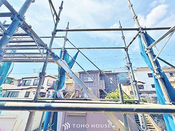 頬をなでる優しい風を感じることが出来るバルコニー。つい深呼吸をしたくなる気持ちの良い眺望です。