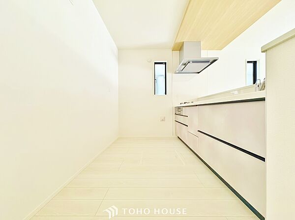 作業しやすいゆとりあるシステムキッチン。シンプルな配色で飽きずに使い続けることができます。