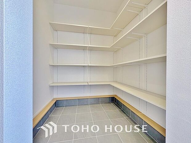 土足のまま入れるので、ゴルフバックなどがそのまま収納可能。散らかりがちな玄関をすっきりと保てます。