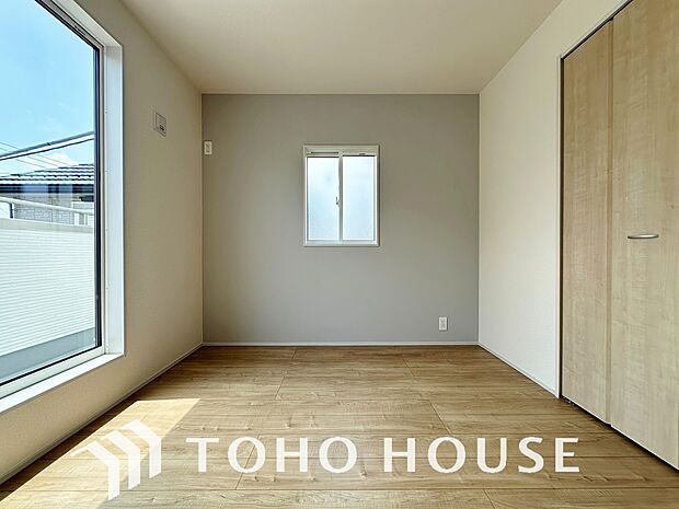 クロスの一部に違う色や柄を取り入れ、単調になりがちなお部屋の雰囲気を変えるアクセントクロスを採用。