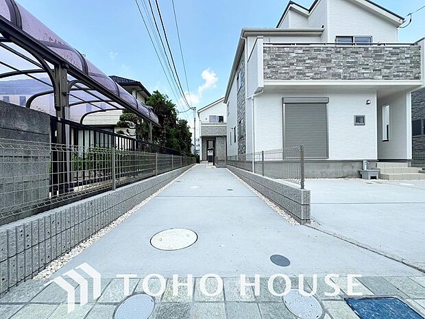 ゆったりとした駐車スペースを確保いたしましたので、大きめのお車でも駐車可能です。