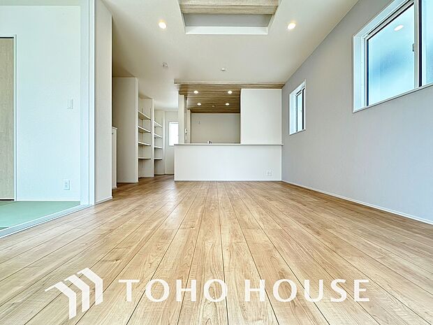 折り上げ天井を採用し、広々開放的なリビングはいつも快適で笑顔溢れる空間に。