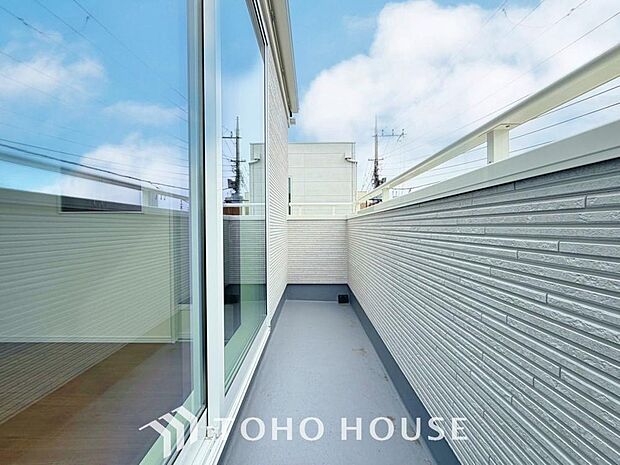 暖かい陽ざしが差込むバルコニーは、晴れた日には、洗濯物が良く乾きます。また、風通しも良好です。