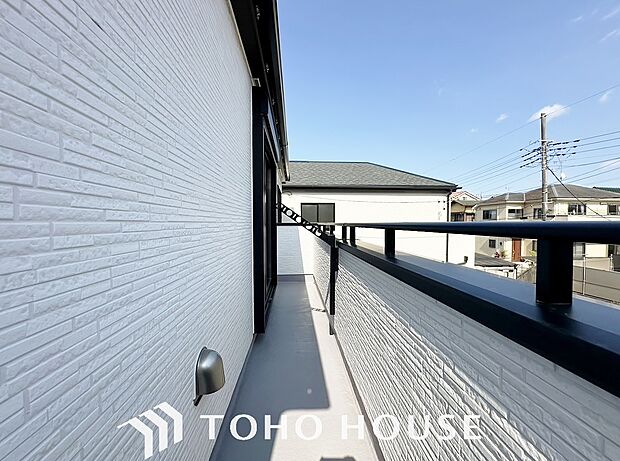 暖かい陽ざしが差込むバルコニーは、晴れた日には、洗濯物が良く乾きます。また、風通しも良好です。