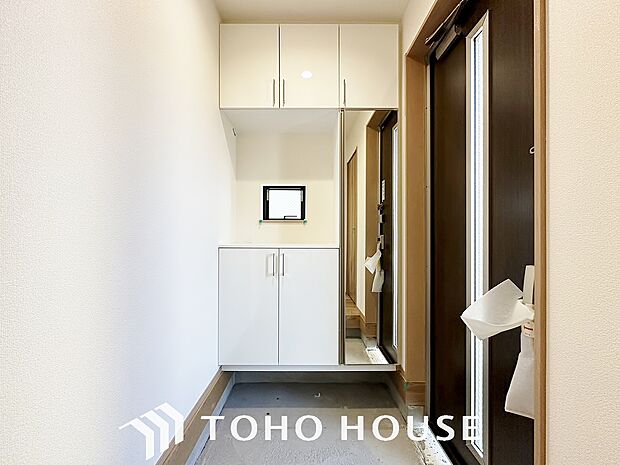 シューズボックスは限られた玄関スペースでも収納を取れる為、玄関内をすっきり片付けることができます。