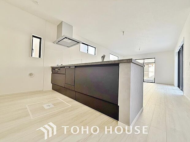 作業しやすいゆとりあるシステムキッチン。シンプルな配色で飽きずに使い続けることができます。