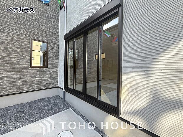 室内のサッシにはペアガラスを採用、高い断熱性による省エネと結露対策に有効です。